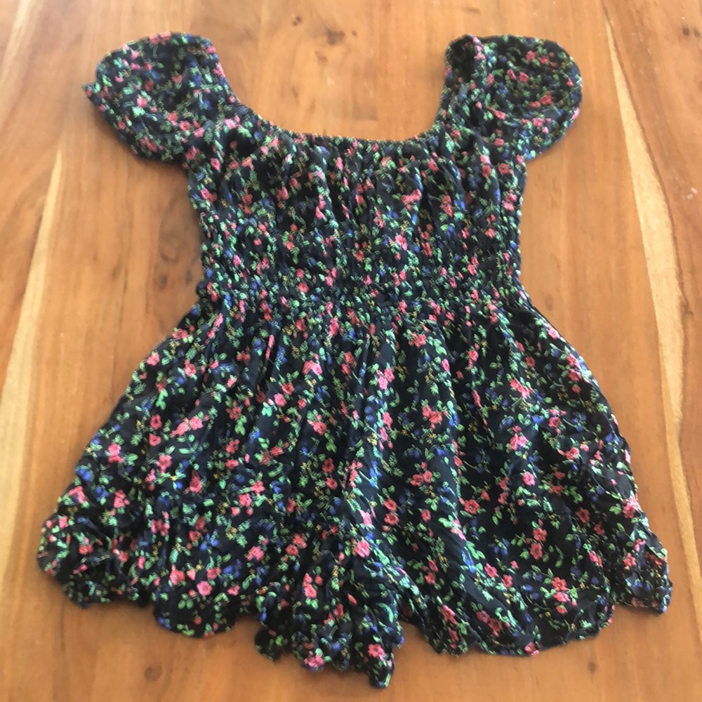 Urban Outfitters Black Floral Smocked Waist Cap Sleeve Romper Sz S -‎ EUC